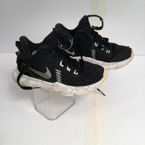 Nike kids preowned Lebron James 2020 witness v.5. Size 11.5 sneakers